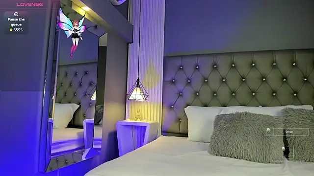 LunaBloomn online show from November 12, 5:06 pm