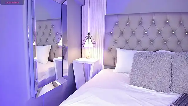 LunaBloomn online show from December 20, 5:05 pm