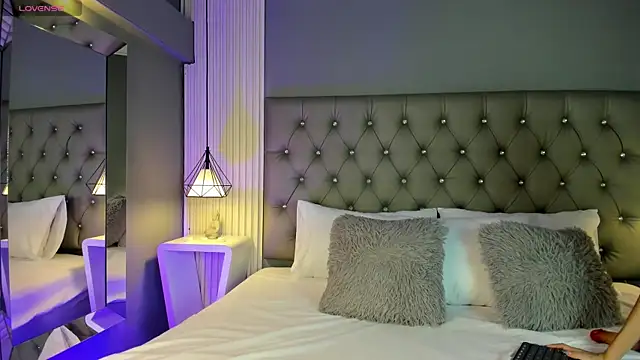 LunaBloomn online show from October 28, 5:12 pm