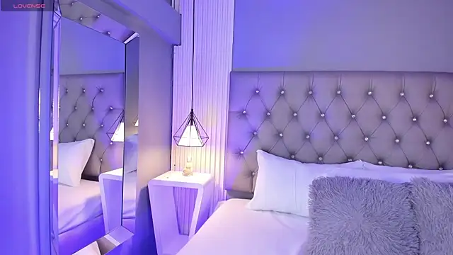 LunaBloomn online show from December 22, 5:02 pm