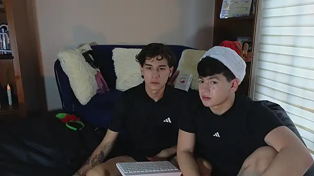 tightncuteass online show from December 15, 9:42 pm