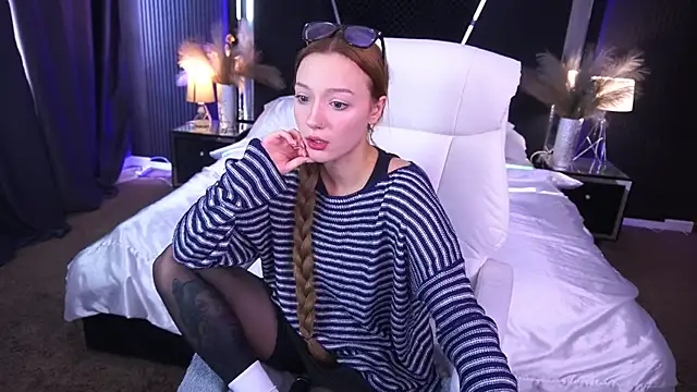 Snapshot of FoxyMayy chatting on October 18, 1:13 pm FoxyMayy online show from October 18, 1:13 pm