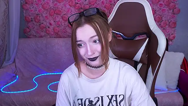 Snapshot of FoxyMayy chatting on June 8, 1:28 am FoxyMayy online show from June 8, 1:28 am