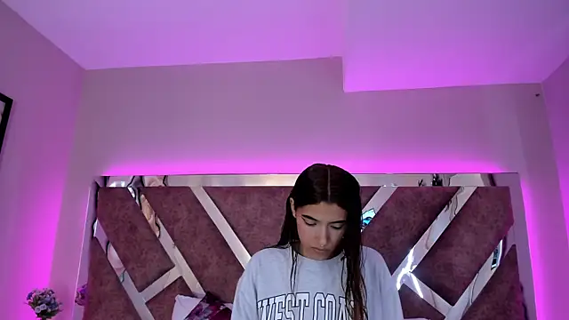 Snapshot of CarolinaaGomezz chatting on December 14, 1:06 pm CarolinaaGomezz online show from December 14, 1:06 pm