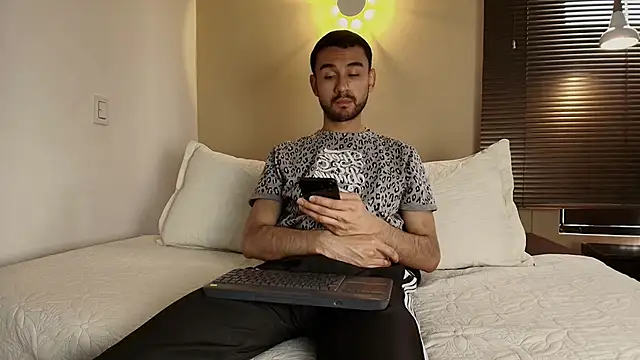 Snapshot of Axel_Moon_S chatting on November 28, 3:45 pm Axel Moon S online show from November 28, 3:45 pm