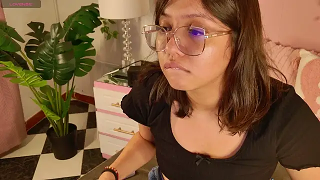 Lauuu2007 online show from March 30, 9:05 pm