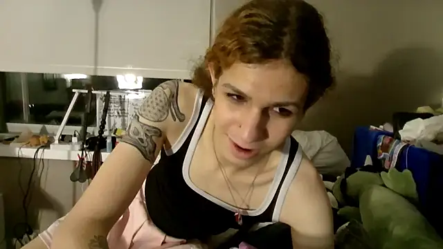 Snapshot of cuddlyavenue chatting on October 18, 1:07 am cuddlyavenue online show from October 18, 1:07 am