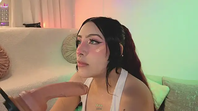 ashlynnlowe  online show from February 22, 10:11 pm