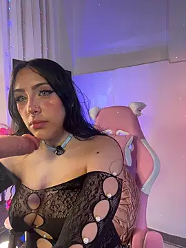 ashlynnlowe  online show from April 7, 10:11 pm