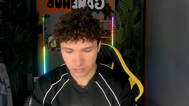 Snapshot of JonnyDarka chatting on November 28, 8:25 am JonnyDarka online show from November 28, 8:25 am