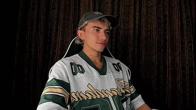 Snapshot of guynextdo0r chatting on November 27, 11:27 pm guynextdo0r online show from November 27, 11:27 pm