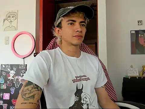 Snapshot of guynextdo0r chatting on October 5, 6:53 pm guynextdo0r online show from October 5, 6:53 pm