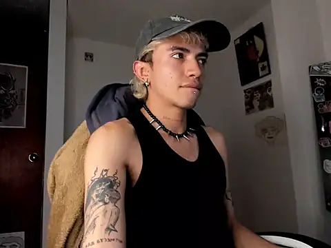 Snapshot of guynextdo0r chatting on September 28, 9:44 pm guynextdo0r online show from September 28, 9:44 pm