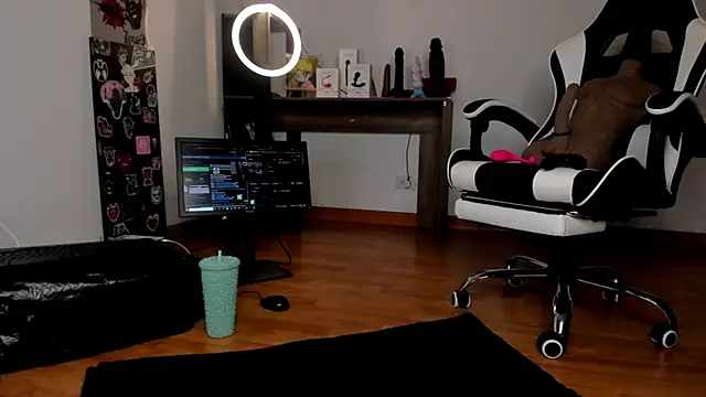 Snapshot of guynextdo0r chatting on October 23, 11:47 pm guynextdo0r online show from October 23, 11:47 pm