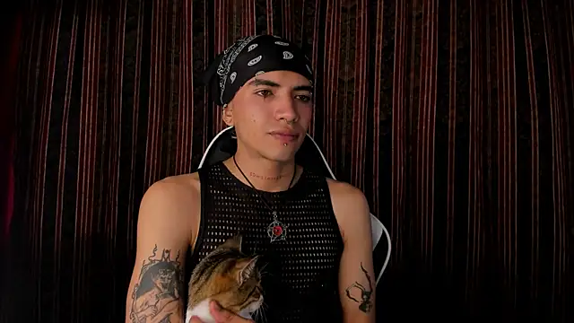 Snapshot of guynextdo0r chatting on November 12, 8:56 pm guynextdo0r online show from November 12, 8:56 pm