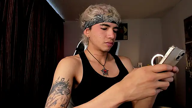 Snapshot of guynextdo0r chatting on October 22, 8:30 pm guynextdo0r online show from October 22, 8:30 pm