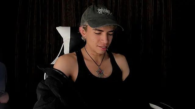 Snapshot of guynextdo0r chatting on December 17, 10:59 pm guynextdo0r online show from December 17, 10:59 pm