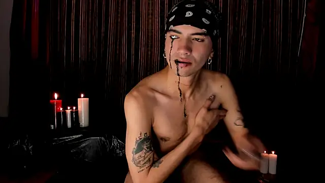 Snapshot of guynextdo0r chatting on October 31, 9:22 pm guynextdo0r online show from October 31, 9:22 pm