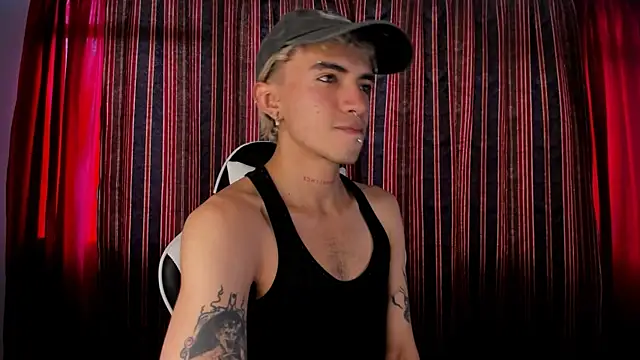 Snapshot of guynextdo0r chatting on November 6, 8:02 pm guynextdo0r online show from November 6, 8:02 pm