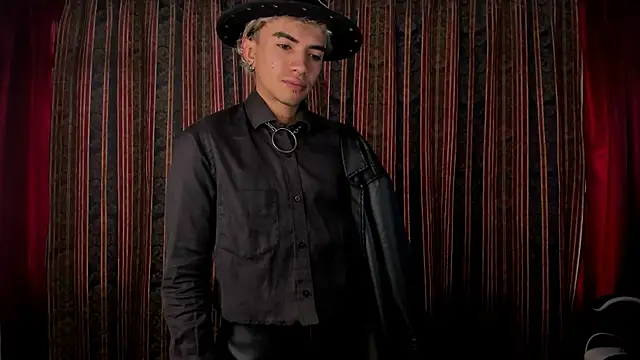 Snapshot of guynextdo0r chatting on November 11, 8:58 pm guynextdo0r online show from November 11, 8:58 pm