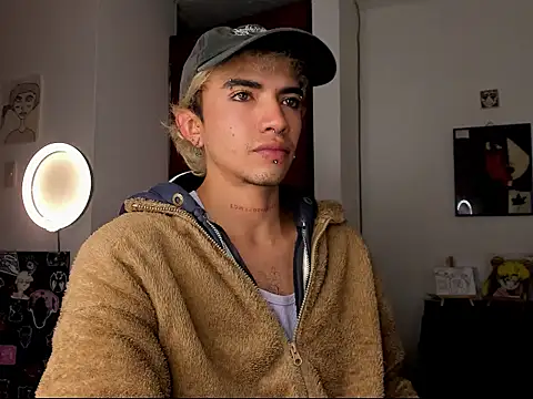 Snapshot of guynextdo0r chatting on October 11, 9:27 pm guynextdo0r online show from October 11, 9:27 pm