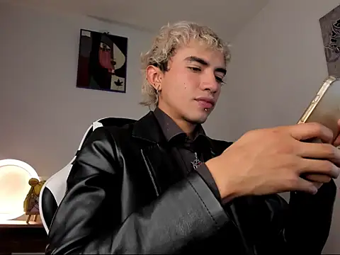 Snapshot of guynextdo0r chatting on October 24, 8:52 pm guynextdo0r online show from October 24, 8:52 pm