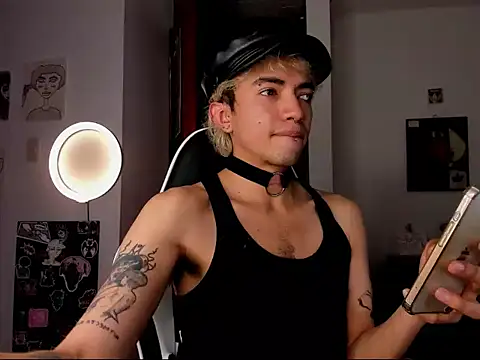 Snapshot of guynextdo0r chatting on October 10, 6:31 pm guynextdo0r online show from October 10, 6:31 pm