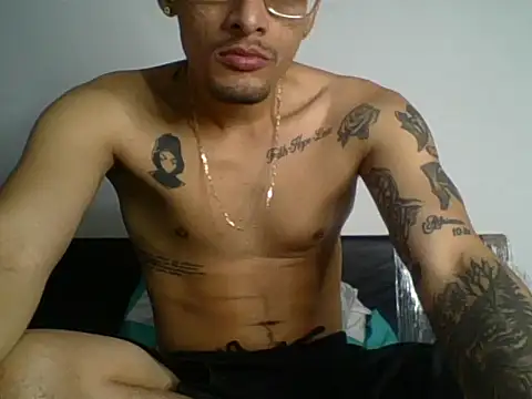 Snapshot of bluc96cm chatting on October 12, 2:02 am bluc96cm online show from October 12, 2:02 am