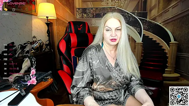 Nina Devillle online show from April 5, 11:00 pm