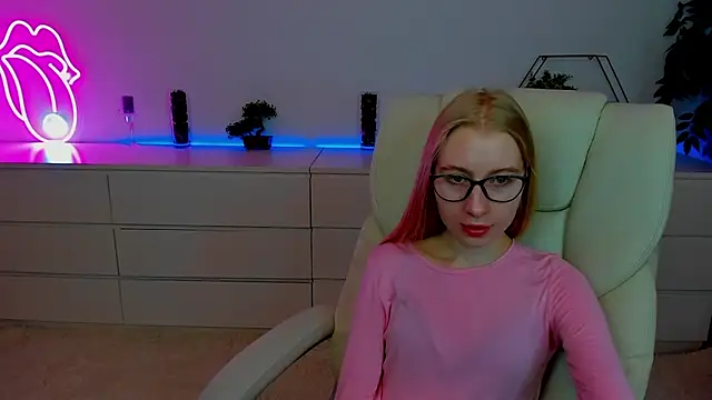 Snapshot of Alina_Blonde chatting on October 7, 5:41 am Alina Blonde online show from October 7, 5:41 am
