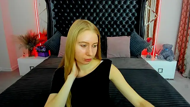 Snapshot of Alina_Blonde chatting on July 18, 6:00 am Alina Blonde online show from July 18, 6:00 am