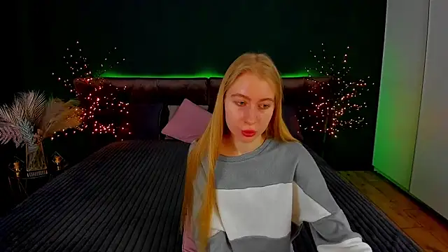 Snapshot of Alina_Blonde chatting on September 27, 5:46 am Alina Blonde online show from September 27, 5:46 am