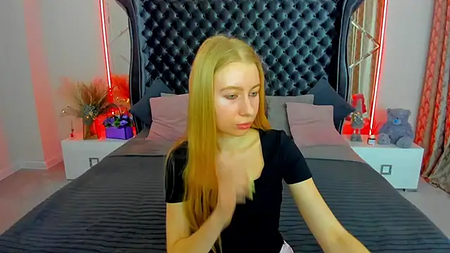 Snapshot of Alina_Blonde chatting on June 20, 5:34 am Alina Blonde online show from June 20, 5:34 am