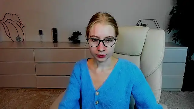 Snapshot of Alina_Blonde chatting on September 17, 5:42 am Alina Blonde online show from September 17, 5:42 am