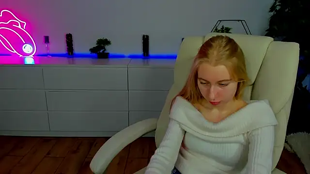 Alina Blonde online show from November 3, 6:40 am