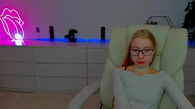Snapshot of Alina_Blonde chatting on October 8, 5:42 am Alina Blonde online show from October 8, 5:42 am