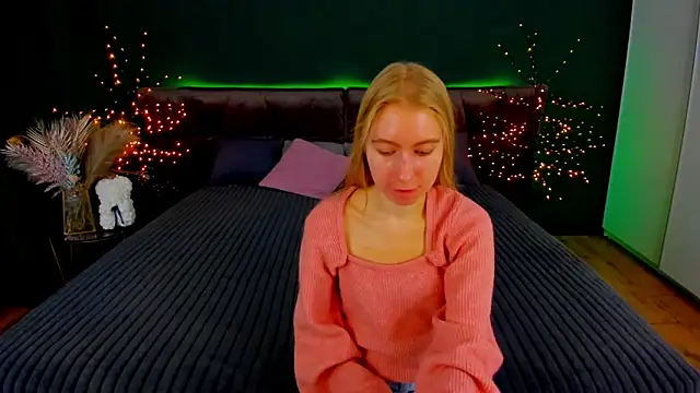 Snapshot of Alina_Blonde chatting on October 18, 5:42 am Alina Blonde online show from October 18, 5:42 am