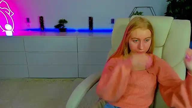 Snapshot of Alina_Blonde chatting on October 12, 5:42 am Alina Blonde online show from October 12, 5:42 am