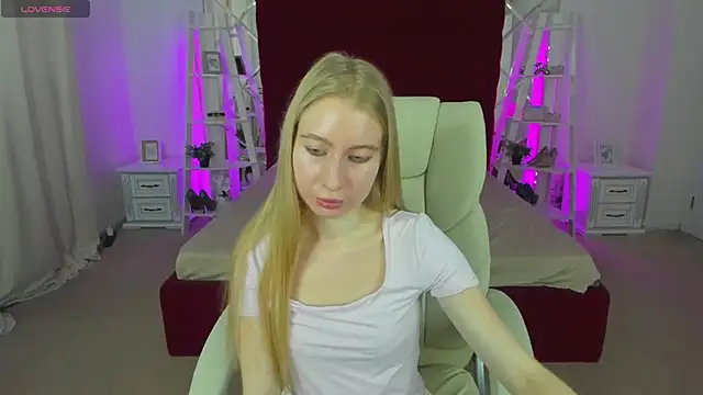 Snapshot of Alina_Blonde chatting on June 21, 5:35 am Alina Blonde online show from June 21, 5:35 am