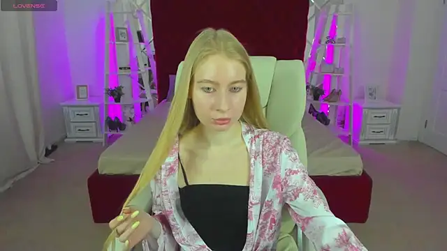 Snapshot of Alina_Blonde chatting on June 16, 5:40 am Alina Blonde online show from June 16, 5:40 am