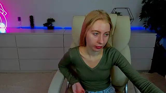 Snapshot of Alina_Blonde chatting on October 16, 5:38 am Alina Blonde online show from October 16, 5:38 am