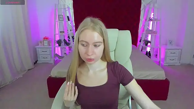 Snapshot of Alina_Blonde chatting on July 11, 5:41 am Alina Blonde online show from July 11, 5:41 am