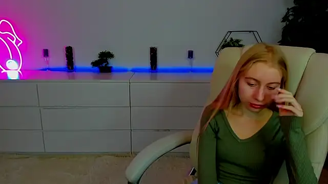 Snapshot of Alina_Blonde chatting on October 15, 5:39 am Alina Blonde online show from October 15, 5:39 am
