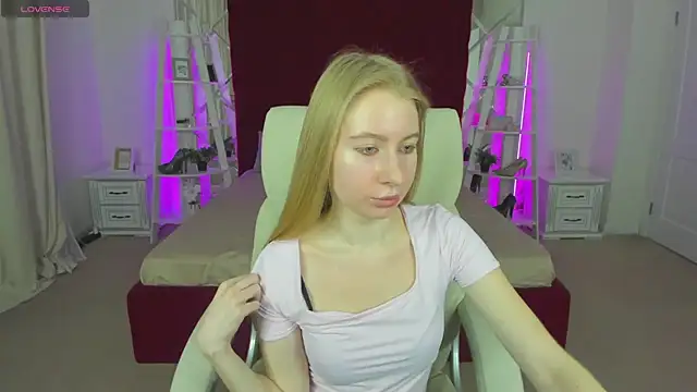 Alina Blonde online show from May 17, 5:40 am