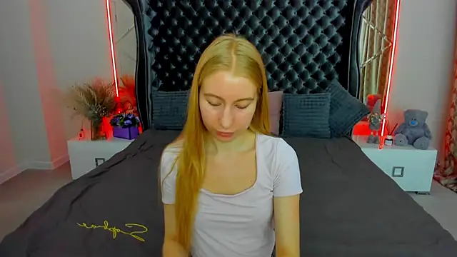 Snapshot of Alina_Blonde chatting on July 4, 5:36 am Alina Blonde online show from July 4, 5:36 am