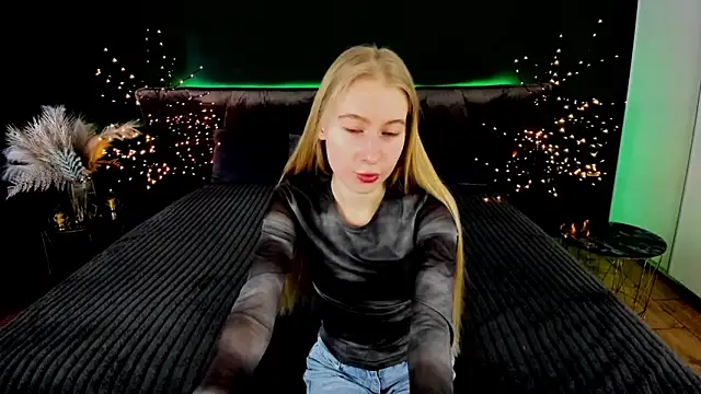 Snapshot of Alina_Blonde chatting on September 14, 12:05 pm Alina Blonde online show from September 14, 12:05 pm