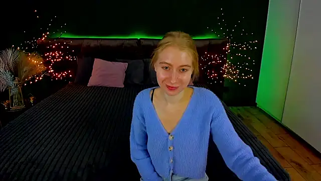Snapshot of Alina_Blonde chatting on September 20, 5:45 am Alina Blonde online show from September 20, 5:45 am