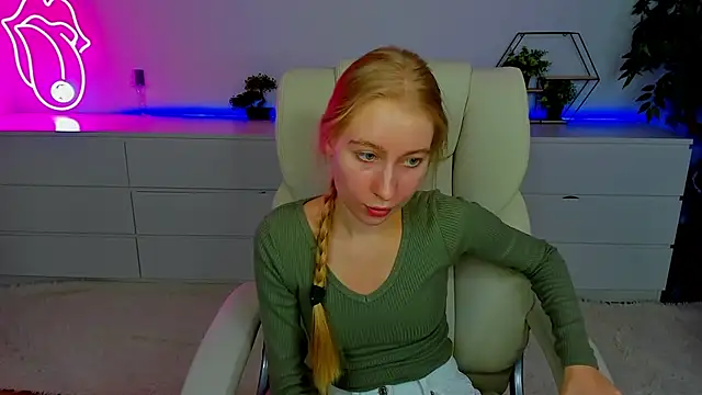 Snapshot of Alina_Blonde chatting on October 1, 12:09 pm Alina Blonde online show from October 1, 12:09 pm