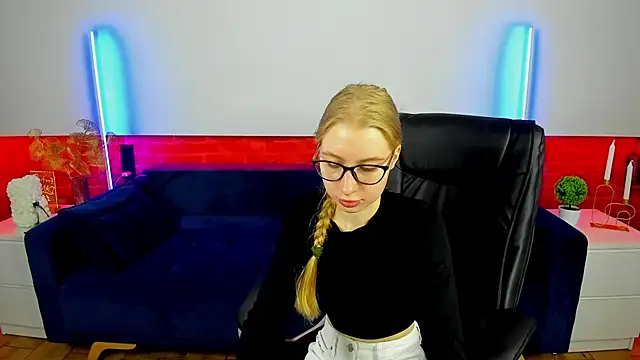 Snapshot of Alina_Blonde chatting on September 30, 5:35 am Alina Blonde online show from September 30, 5:35 am