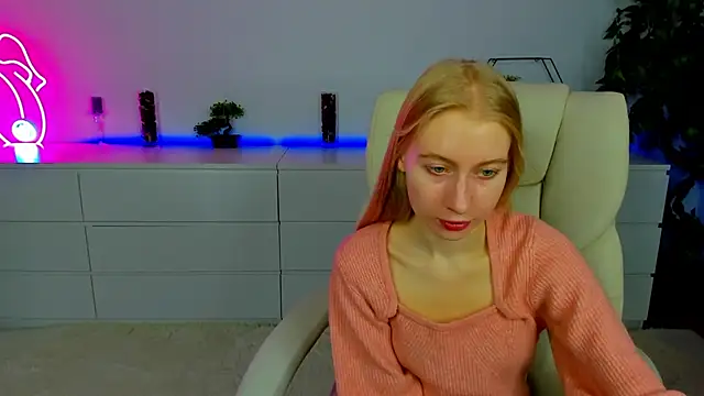 Snapshot of Alina_Blonde chatting on October 14, 5:41 am Alina Blonde online show from October 14, 5:41 am
